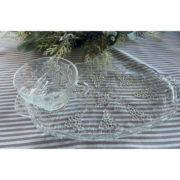 Vintage 1960s era 8 piece glass snack set by Anchor-Hocking, grape pattern party - Picture 2 of 6